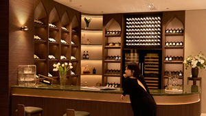 Armoire à vin en bois sur mesure avec éclairage LED, élégante pour bar à domicile, intérieurs de luxe - Product Image 6