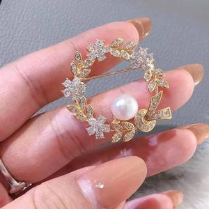 คอลเลคชั่นฤดูใบไม้ร่วงและฤดูหนาว จูจี้ เครื่องประดับไข่มุกน้ำจืดธรรมชาติ 7-8 มม. เครื่องประดับติดหน้าอกแบบใหม่ ดอกไม้ประดับหน้าอก แฟชั่นเข็มกลัด - Product Image 1