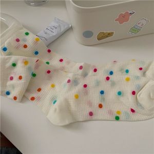 ถุงเท้าตาข่ายระบายอากาศลายจุดสีสันสดใสสำหรับผู้หญิง ความยาวครึ่งน่อง ผ้าฝ้าย ซับเหงื่อ สไตล์วัยรุ่น - Product Image 1