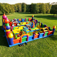 Parc d'attractions gonflable géant extérieur personnalisé pour usage commercial, avec château et parcours d'obstacles, en PVC, pour une ville de divertissement gonflable