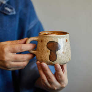 แก้วกาแฟเซรามิคพิมพ์โลโก้สั่งทำขายส่งจากจีน แก้วเซรามิคสีเหลืองลายการ์ตูน เกรดปลอดภัยสำหรับอาหาร - Product Image 4