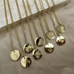 Bijoux personnalisés en acier inoxydable collier à pendentif en or pour femmes avec fleur florale de naissance faite à la main - Product Image 1