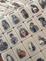 Jeu de Mahjong Américain Gothique en Porcelaine Bleue et Blanche avec 160 Pièces, Motifs Squelette Victorien, Tuiles Crâne et Rose d'Halloween, Idéal pour Cadeau, OEM ODM