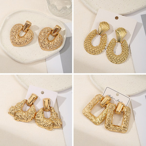 Boucles d'oreilles clous géométriques irrégulières de style euro-américain, en métal martelé couleur or, cadeau classique unisexe - Product Image 2