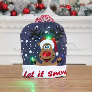 Berretto Lavorato a Maglia con LED Natalizio a Batteria, Cappello con Pon Pon, Scena con Pupazzo di Neve, Babbo Natale, Renna e Albero per Passeggiate Notturne e Divertimento all'Aperto - Product Image 1