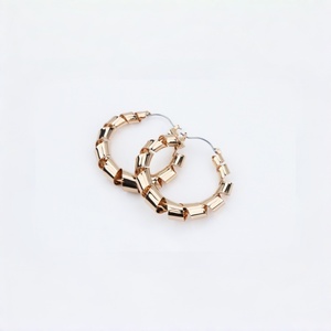 Boucles d'oreilles créoles géométriques plaquées or, bijoux d'oreille circulaires pour femmes, cadeau de fête ou de mariage - Product Image 2