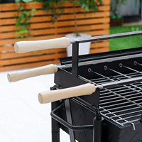 Barbecue au charbon de bois portable avec structure en acier robuste et 4 roues pour la mobilité, avec de grands et petits brochettes