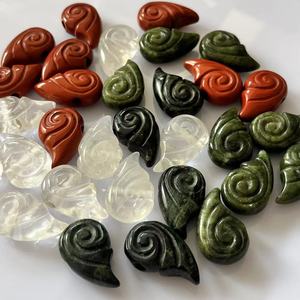 Venta al por mayor de colgantes Koru de piedra natural con agujero grande, cuentas espirales maoríes en jaspe rojo, <span class=keywords><strong>cuarzo</strong></span> transparente y jaspe Kambaba para la fabricación de joyas. - Product Image 4