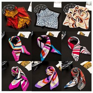 Pañuelos y Bufandas Cuadradas de Seda Satinada con Logotipo Personalizado, Pañuelos de Poliéster Personalizados para Regalos Promocionales - Product Image 2