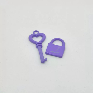 Dijes de Lujo para Decoración de Fundas de Teléfono, Diseño de Llave y Candado Metálicos, en Colores <span class=keywords><strong>Rosa</strong></span>, Azul, Morado, <span class=keywords><strong>Rosa</strong></span>, Blanco y Negro, Estilo Moderno - Product Image 3
