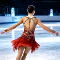 Robe de patinage artistique à manches longues en maille dégradée rouge, entièrement ornée de strass, dos croisé, jupe asymétrique, costume de compétition de danse sur glace