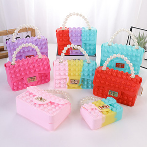 Borsa Popper in Silicone a Forma di Bolla d'Amore, Borsa Antistress con Manico in Finta Perla, Graziosa Borsa a Tracolla con Catena - Product Image 1