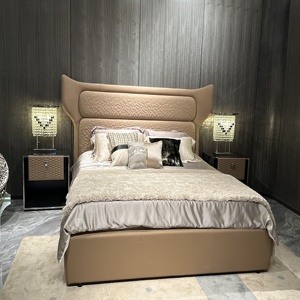 เตียงนอนหรูหราสไตล์อิตาลี ดีไซน์ PFZION HOME ขนาดคิงไซส์/ควีนไซส์ โครงไม้เนื้อแข็งหุ้มหนังแท้ พร้อมดีไซน์แบบ Tufted  สำหรับห้องนอน - Product Image 1