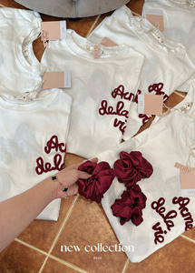 Ensemble 3 pièces : Pull à lettres, Jupe en soie rouge, Élastique à cheveux – Style décontracté, Col rond, Manches courtes, Usage quotidien – Échantillon disponible - Product Image 6