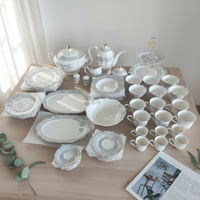 Service de table en porcelaine fine 66 pièces, nouveau, avec incrustations dorées, pour 6 personnes