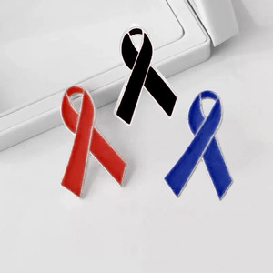 La spilla con nastro rosso e blu più venduta in Europa e America per il Giorno Mondiale, con il logo promozionale di Ocean Co. - Product Image 1