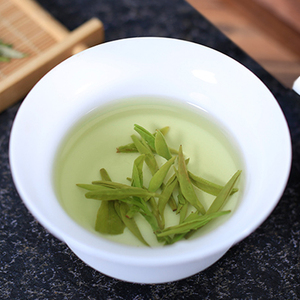 Thé vert Longjing nouvelle récolte 2026, thé de printemps en pot en céramique, <span class=keywords><strong>coffret</strong></span> <span class=keywords><strong>cadeau</strong></span> de thé en gros pour offrir ou pour un plaisir personnel - Product Image 3