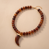Collier Bohème à Grosses Perles en Résine Ambrée avec Fermoir en Acier Inoxydable et Pendentif Vintage Dents de Loup