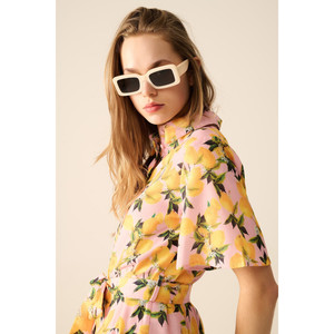 Robe romantique avec ceinture, imprimé citron et manches courtes en rose - Product Image 4