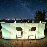 Meubles de bar extérieur en plastique LED de luxe au design moderne, tabourets mobiles, chaise, table à cocktails, ensemble chicha, résistant à l'eau pour
