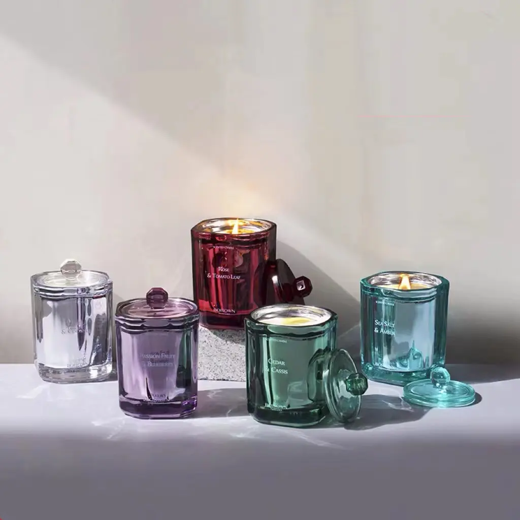 Bougies de cire de luxe parfumées par couleur dans les bougies aromatiques de pot en verre