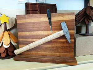 Support de couteaux magnétique en bois d'acacia avec aiguiseur intégré pour la cuisine - Product Image 5