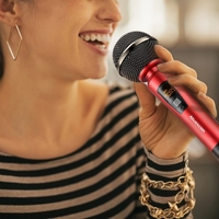 Microphone sans fil UHF dynamique rechargeable, portatif, sans fil, à suppression de bruit, portée de 50 m, en alliage d'aluminium, pour enregistrement en studio