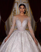 Tous types d'appliques en dentelle brodée avec des perles de cristal classiques personnalisées sur tissu en filet pour robe de mariée à cœur