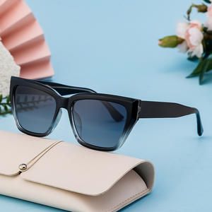 Gafas de sol estilo ojo de gato europeo-americano para mujer, montura negra de PC, protección UV400, diseño cuadrilateral - Product Image 1