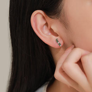 ต่างหูเงินแท้ S925 รุ่นปรับแต่งได้ ประดับเพทายสีน้ำเงินและสีเขียวทรงมาร์คีส์ ดีไซน์โค้งมน - ของขวัญวันครบรอบสำหรับผู้หญิง - Product Image 3