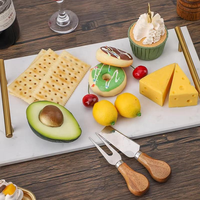 Plateau à fromage rectangulaire en marbre avec poignée dorée et deux couteaux au choix offerts gratuitement