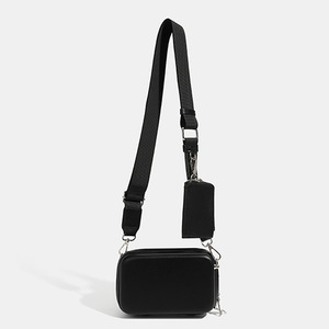 Sac à bandoulière pour <span class=keywords><strong>homme</strong></span> en cuir noir <span class=keywords><strong>rigide</strong></span> multi-poches en gros, sac à bandoulière pour <span class=keywords><strong>homme</strong></span>, sac en PU personnalisé pour l'été, sacs mini tendance - Product Image 2