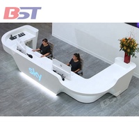 Comptoir d'accueil de luxe pour entreprise, personnalisable, en forme de triangle, pour station de télévision, podcast, réception