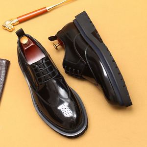 Chaussures rehaussantes de luxe pour hommes en cuir véritable à semelle épaisse, à bout pointu, style anglais tendance, avec motif sculpté brillant et lacets, collection automne - Product Image 3