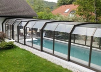 Couverture de piscine pliante en PC au design moderne pour piscines extérieures avec moulage de toit triangulaire