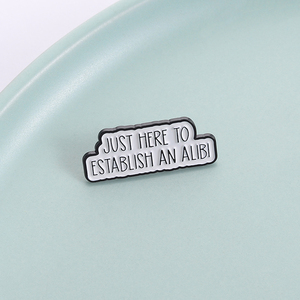 JUSTE ICI pour ÉTABLIR <span class=keywords><strong>un</strong></span> ALIBI Émail Pins Drôle Sarcasme Citations Broches Sac À Dos Revers Badge Accessoires Bijoux Ami Cadeaux - Product Image 2