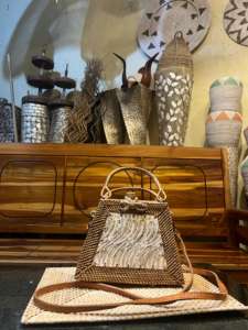 Bolso de ratán Ketak de herencia indonesia, forro con motivo de concha único tejido a mano y detalles de cuero para la elegancia diaria - Product Image 5