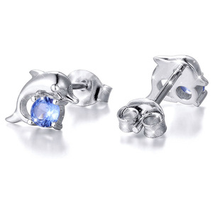 Orecchini a Perno Coreani con Mini Delfino in Zircone, Gioielli Delicati per Donne - Product Image 2