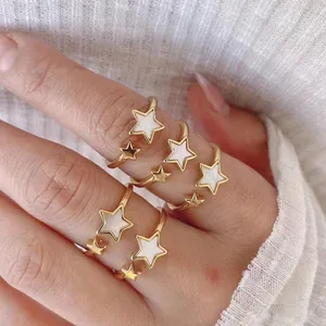 Moda çift yıldız şekli parmak yüzük kabuk inci malzeme yıldız tasarım takı yüzük açık boyutu altın pirinç metal yüzükler
