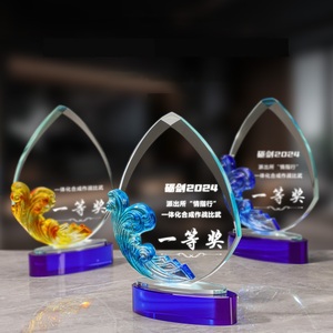 Trophée en verre cristal transparent de haute qualité, personnalisé avec glaçure colorée et base bleue, gravé au laser - Product Image 2
