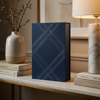 Boîte cadeau magnétique de luxe bleu marine en forme de livre avec logo personnalisé, motif géométrique en feuille d'argent, emballage rigide pour marque haut de gamme