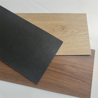 Neues Design Luxus-Vinyl-Bodenbelag Kunststoff-Bodenfliesen Aufkleber Selbstklebender PVC-Laminatboden
