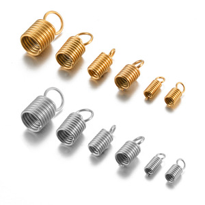 Connecteur à ressort hélicoïdal avec boucle |   Ressort d'extension en acier inoxydable plaqué or PVD 18 carats pour la fabrication de bijoux DIY - Product Image 1