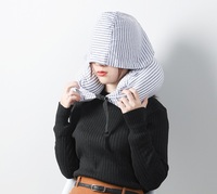 Oreiller de voyage avec capuche extra large pour les longs trajets en avion, offrant intimité et confort, avec housse en microbilles douce pour la peau, idéal pour les voyages en voiture.
