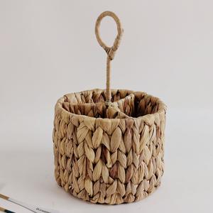 Panier de rangement rond Bobai en paille tressée fait main avec poignée pour l'organisation de bureau et une utilisation sur le bureau - Product Image 5
