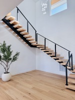Escaliers intérieurs modernes en bois massif avec garde-corps en acier/câble durable et marches en chêne