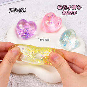 Juguetes pequeños antiestrés y para desahogar el estrés con forma de corazón de maltosa de rebote lento, divertidos para apretar, de la fábrica Mini Heart-Shaped Pinching Fun. - Product Image 1