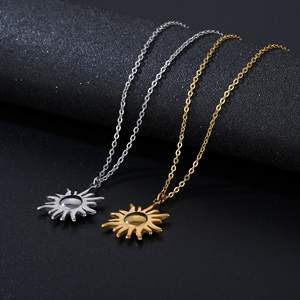 Collar con colgante de explosión de Sol de acero inoxidable, gargantilla de cadena de eslabones con cara sonriente texturizada, joyería Unisex de moda Sun Moon - Product Image 2