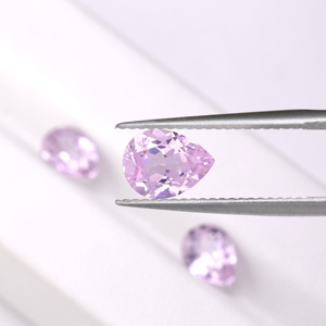 Cadermay Pierre précieuse colorée YAG (Yttrium Aluminium Garnet) de laboratoire, taille poire lavande, pour bijoux et bagues - Product Image 4