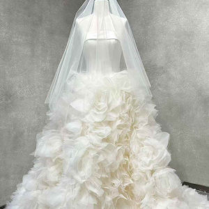 Vestido de Novia Moderno NT64 con Cuello Barco, Encaje, Apliques de Cristal y Flores 3D - Product Image 3